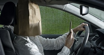 Politi vil stoppe uopmærksomme bilister Foto_mobil_pose_hoved_1_-800x411